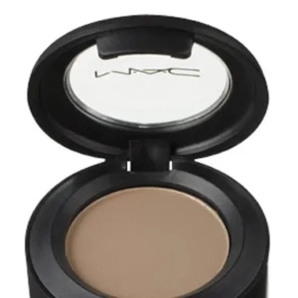 Mac “ Oméga Matte” eyeshadow new in box